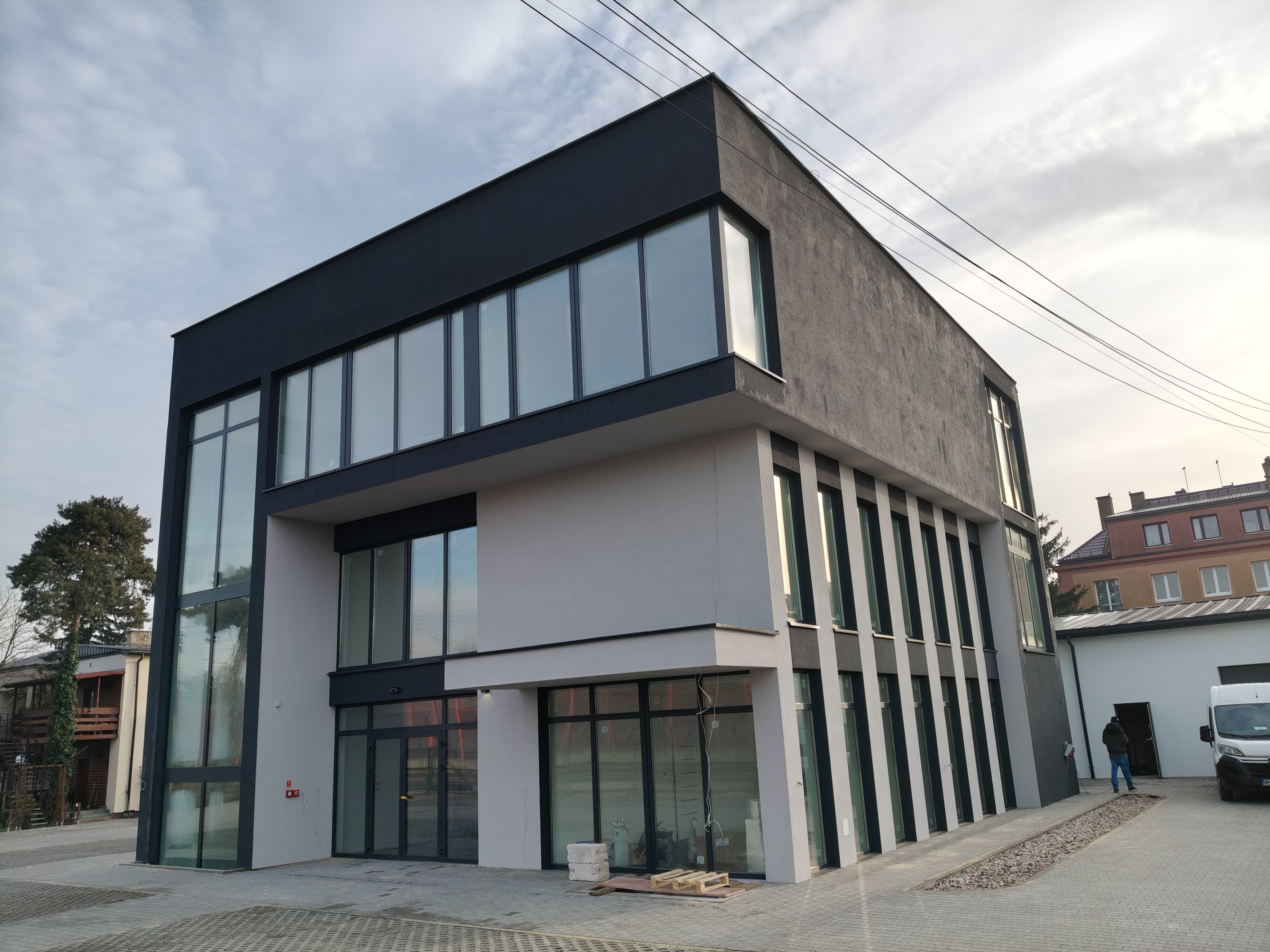 Profesjonalna instalacja elektryczna i klatka Faradaya - biurowiec komercyjny Legionowo